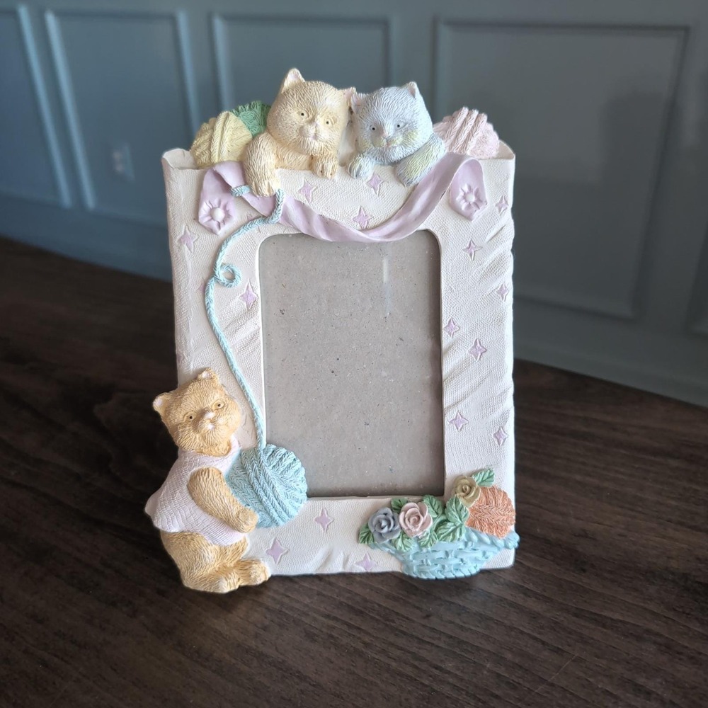 Kitten Yarn Picture Frame Cream 3D Sculpted Resin Pastel‎ Kitty Crochet Knit Cat